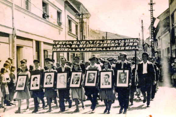 Proslava 1949: Pre odlaska na uranak, parada kroz grad