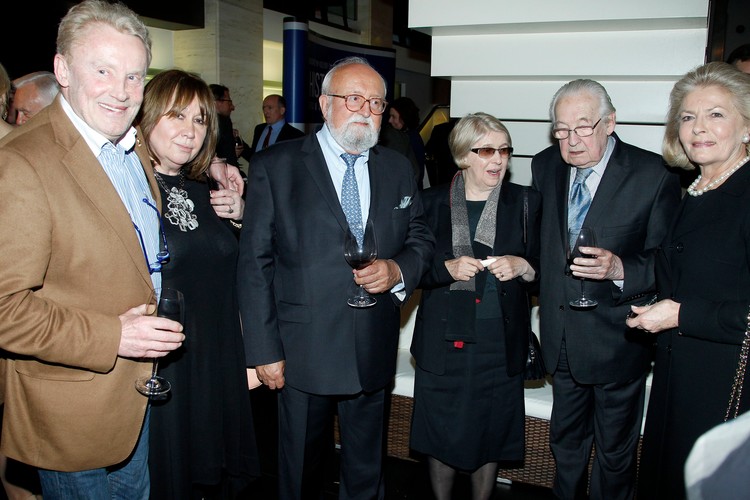Daniel Olbrychski z żoną, Andrzej Wajda, Krzysztof Penderecki na premierze filmu 'Cud historii'