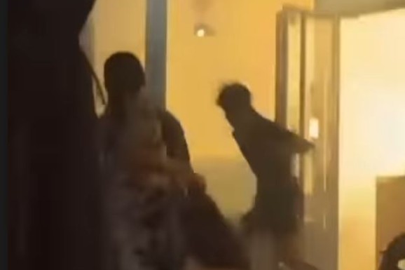 "ZAPALILI SMO POGREŠAN LOKAL" Osuđeni piromani sa Vračara: Upali sa BAKLJAMA u kafić pun gostiju, vlasnik zadobio TEŠKE POVREDE (VIDEO)