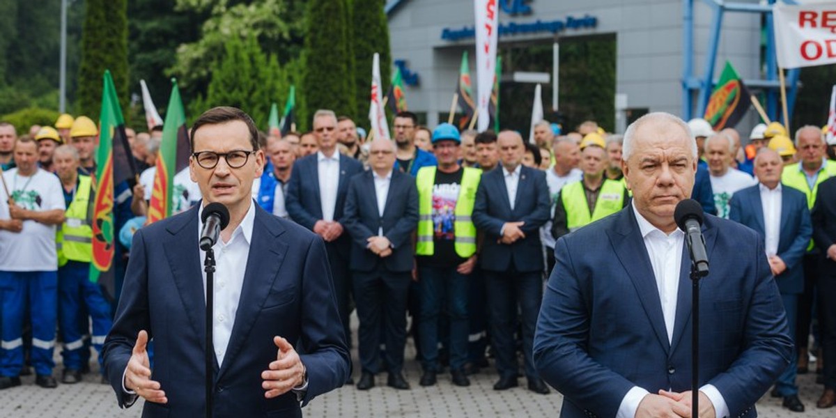 Premier Mateusz Morawiecki (z lewej) i wicepremier Jacek Sasin z wizytą w kopalni Turów. 7 czerwca 2023 r.