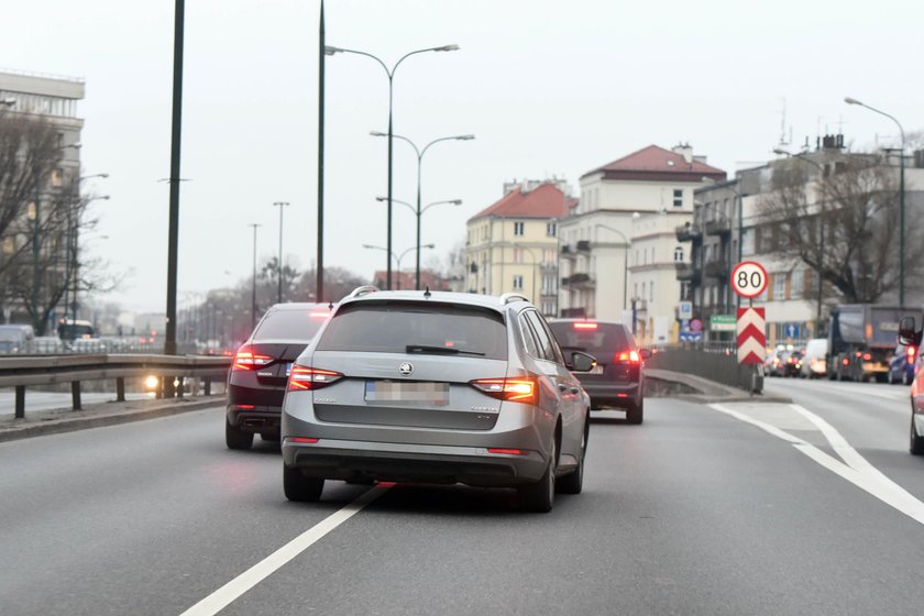 Tak kolumna z prezesem PiS pędziła przez Warszawę