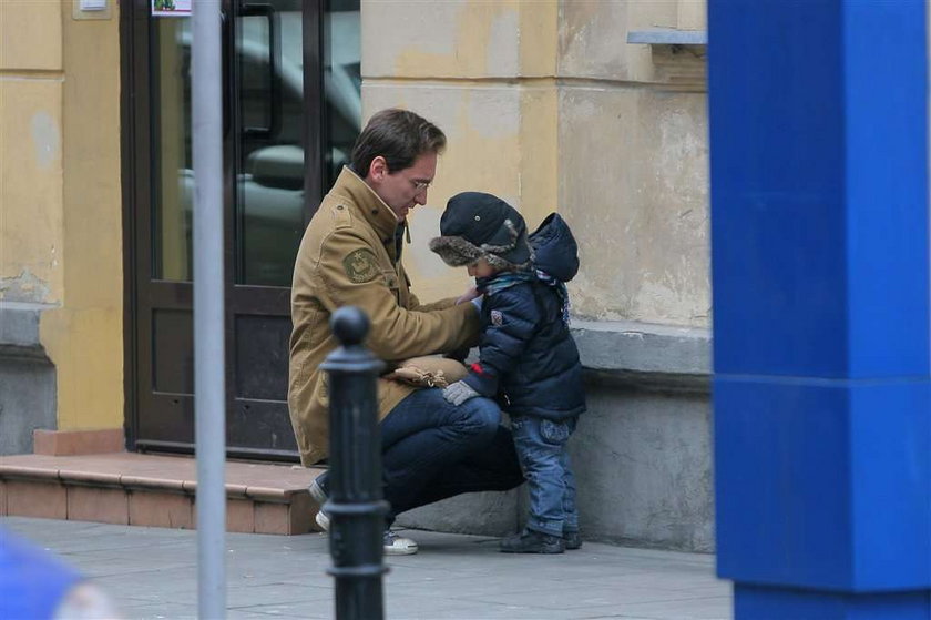 Piotr Kraśko zabrał syna Kostka na zimowy spacer