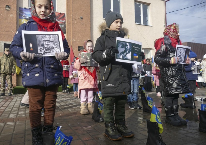 Ukrajinska deca sa slikama mrtvih vojnika