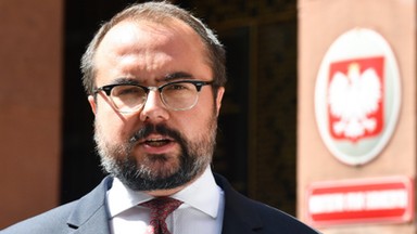 Rekomendacje sobie, dotacje sobie. Tak minister Paweł Jabłoński dzieli pieniądze na pomoc z MSZ