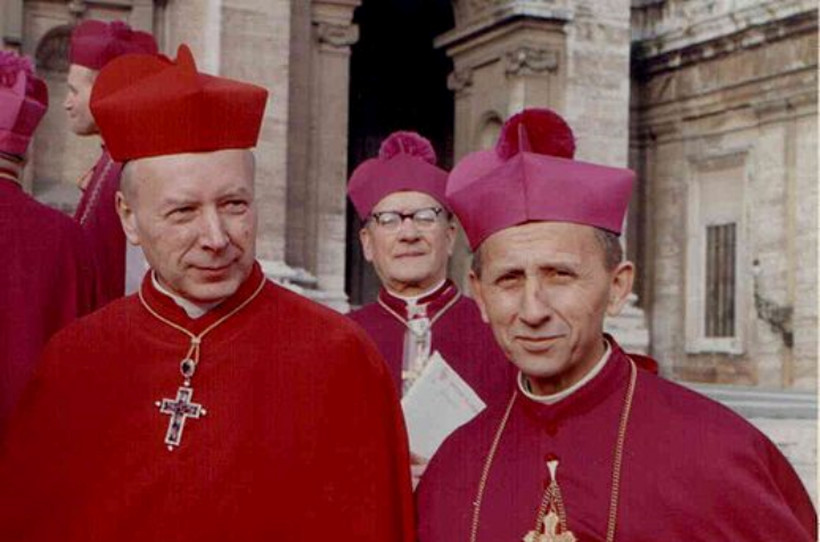 Kardynał Stefan Wyszyński (z lewej) i abp Antoni Baraniak w Rzymie w trakcie soboru watykańskiego II, fot. Roland von Bagratuni / Wikimedia Commons, lic. cc-by-sa