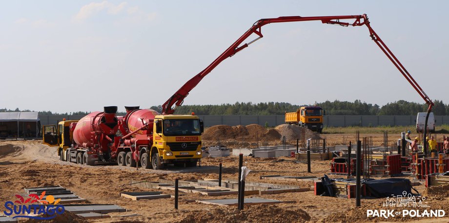 Wylano pierwsze fundamenty pod słupy w przyszłej części, gdzie będzie basen termalny