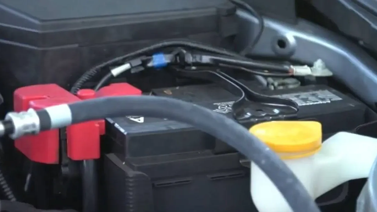 AGM batéria: Prečo je lepšia ako klasická? Vydrží dlhšie a môžete ju otočiť hore nohami!