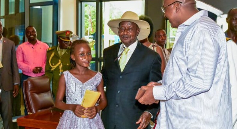 President Yoweri Museveni with Ms Sheila Sheldone Michaels who presented him with a portrait during his State visit to Mombasa, Kenya (Twitter)