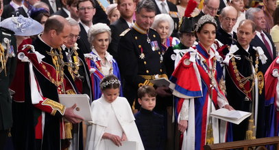 William i Kate w centrum koronacji. Harry przyglądał się temu z dala, żartując z innymi "odtrąconymi"