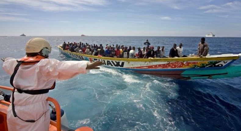 Une pirogue transportant des migrants (image d'illustration)