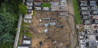 Zasypują zapadlisko na cmentarzu w Trzebini. Lej pochłonął tam 61 ciał