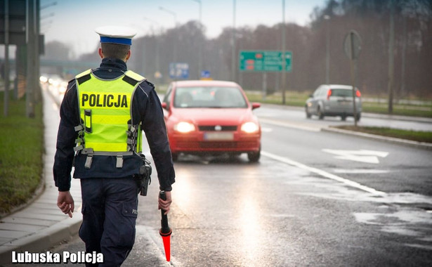 Podczas kontroli drogowej kierowca na polecenie policjanta musi wyłączyć silnik, włączyć światła awaryjne i umożliwić identyfikację pojazdu