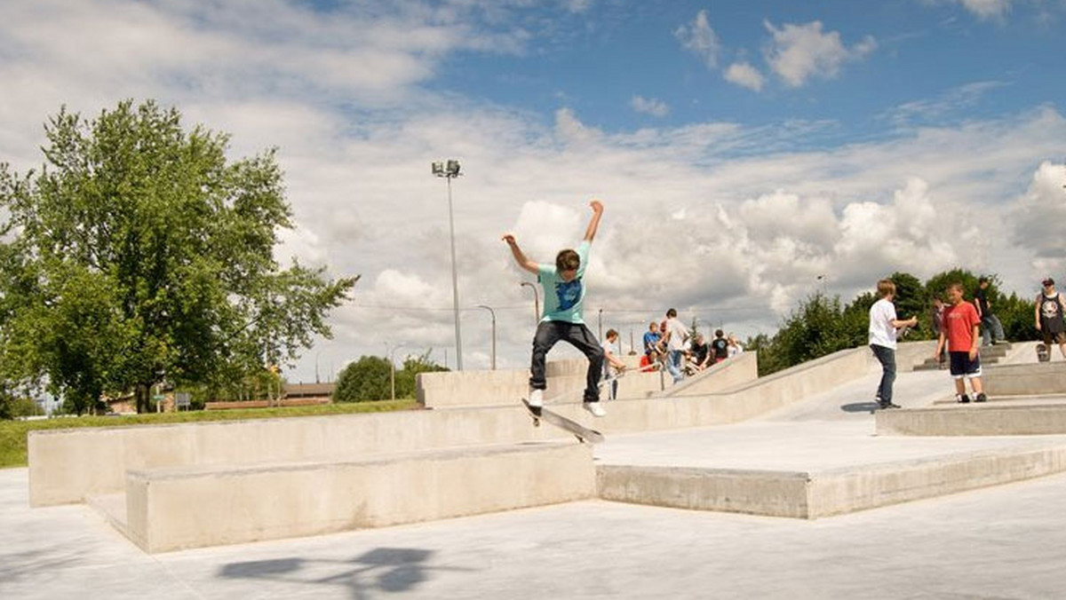 Amatorzy jazdy na rowerze, desce czy rolkach mogą korzystać z nowego skateparku w Białymstoku. Obiekt otworzył w czwartek prezydent miasta Tadeusz Truskolaski. Inwestycja kosztowała miasto nieco ponad 1 mln zł.