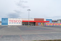 Tesco zamyka kolejne sklepy. Będą zwolnienia grupowe