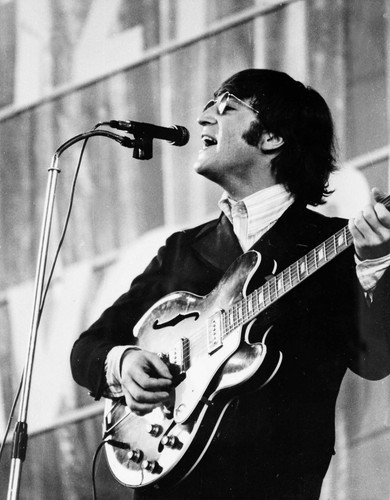 5. Muzyk John Lennon zginął w 1980 roku w wieku 40 lat. W 2011 roku zarobił 12 milionów dolarów.