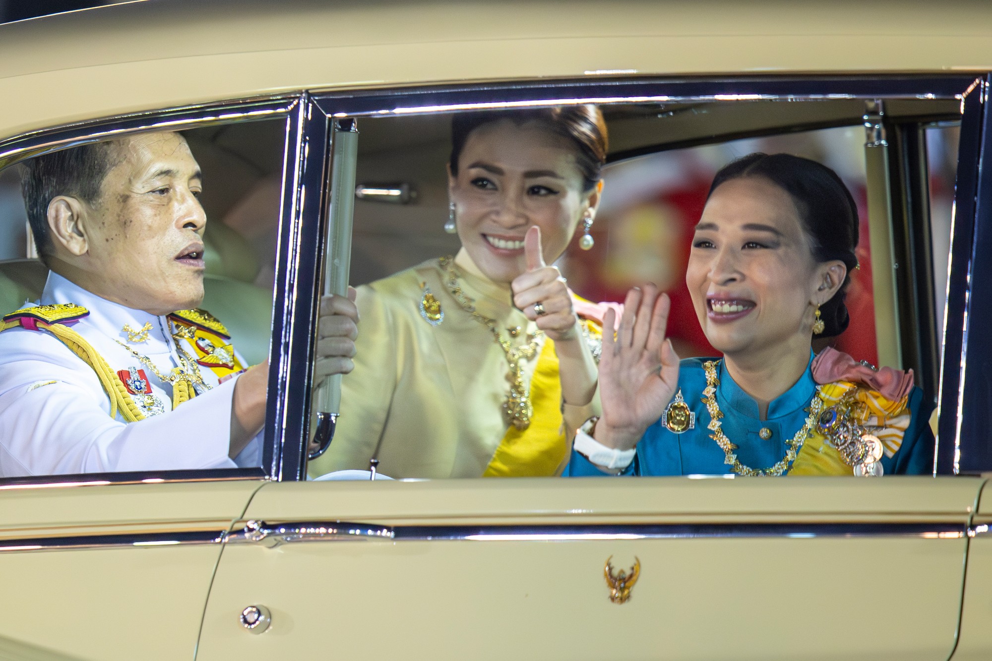 Thajský kráľ Maha Vajiralongkorn (zľava), kráľovná Suthida a princezná Bajrakitiyabha Mahido. 
