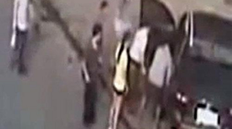 Járókelők emelték le az autót az elgázolt anyáról - videó!