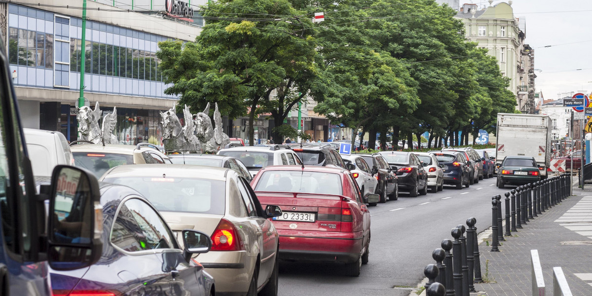 Urzędnicy wyliczają zalety strefy 30, a kierowcy stoją w korku