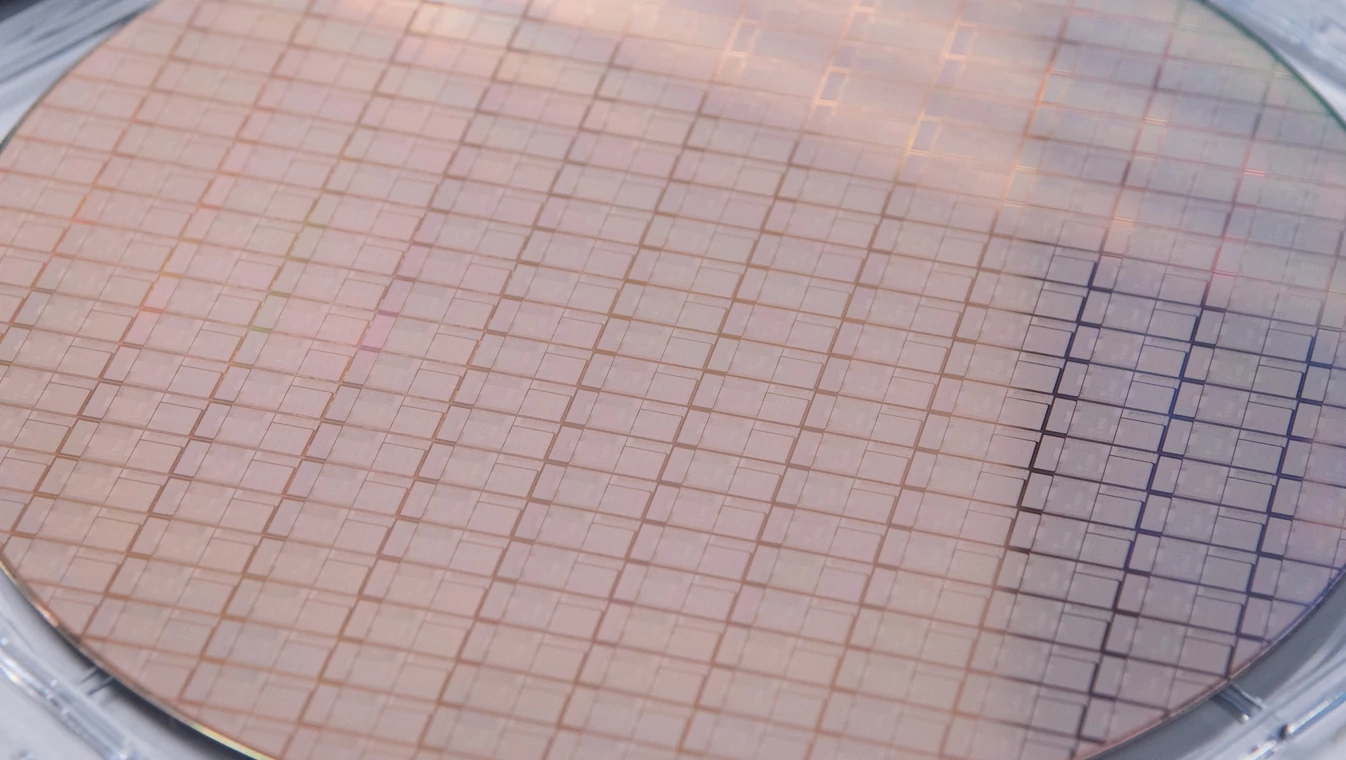 Tak wygląda wafel z warstwą Foveros procesorów Intel Meteor Lake, na której są układane pozostałe chiplety.