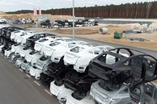 Nowe zakłady Tesli tracą miliardy. Musk stawia na Chiny i modernizuje linie produkcyjne