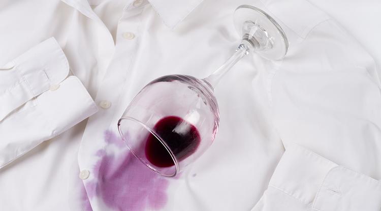 Egy apró trükk és pillanatok alatt eltávolíthatod a vörösborfoltot a fehér ingedből Fotó: Getty Images