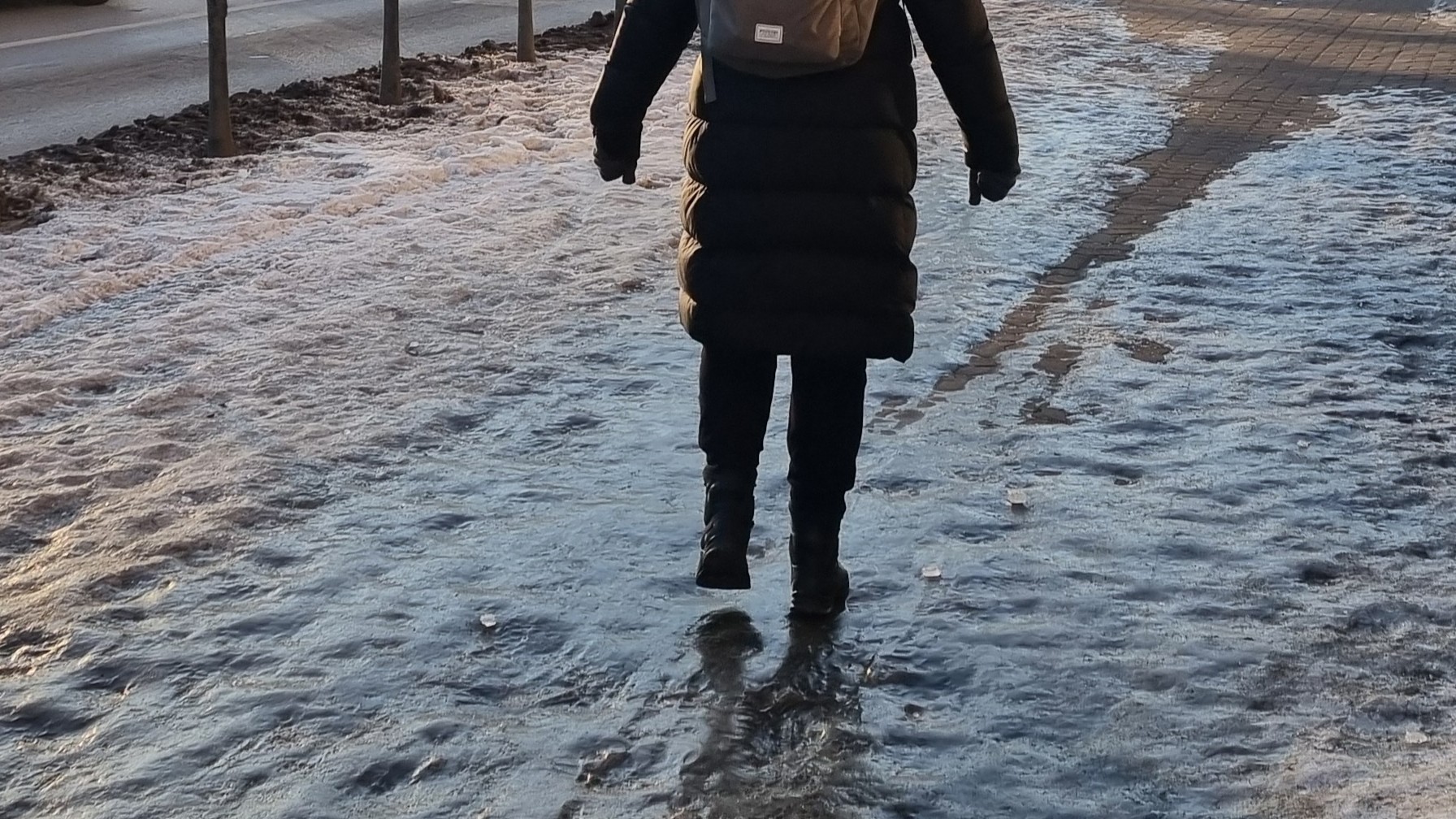 Na strednom a východnom Slovensku sa môže tvoriť poľadovica. (ilustračné foto)