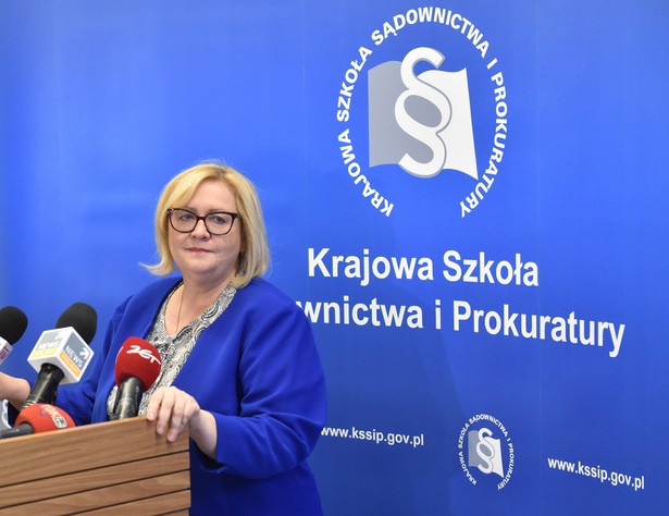 Chodzi o absolwentów Krajowej Szkoły Sądownictwa i Prokuratury w Krakowie, którzy pod koniec września br. odebrali akty mianowania od ministra sprawiedliwości