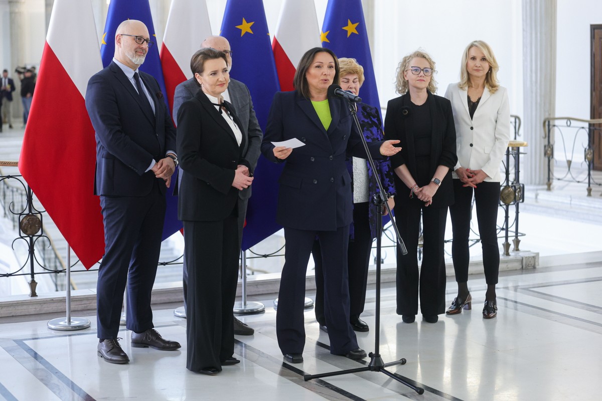 Minister ds. polityki senioralnej Marzena Okła-Drewnowicz, wicemarszałkini Sejmu Monika Wielichowska, prof. Marta Podhorecka, mec. Michał Modro, członkini Rady ds. Polityki Senioralnej KPRM Agnieszka Jaworska-Martycz i przewodnicząca Ogólnopolskiego Porozumienia Uniwersytetów III Wieku Krystyna Lewkowicz na konferencji "Polska seniora. Polityka senioralna - nowe otwarcie", w Senacie w Warszawie