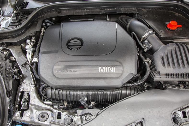 Mini Cooper 2.0 JCW - imponuje jazdą, wyglądem i ceną