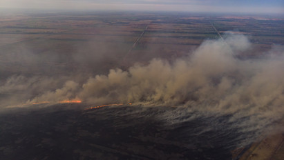 Földi pokol: 30 hektárnyi nádas áll lángokban Fonyódnál, még mindig nem oltották el a pusztító lángokat