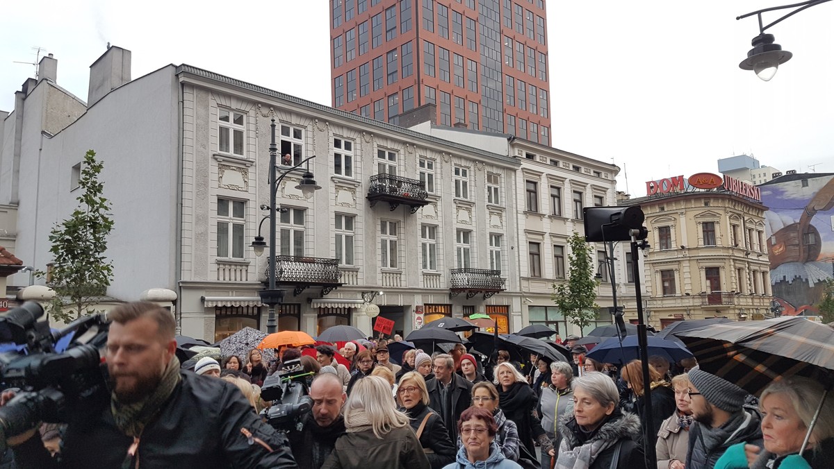 Ponad tysiąc osób zgromadziło się na łódzkim "parasolkowym proteście", który o godzinie 17. odbył się przed siedzibą PiS na Piotrkowskiej. Politycy lewicy zapowiadają: będziemy tu wracać.