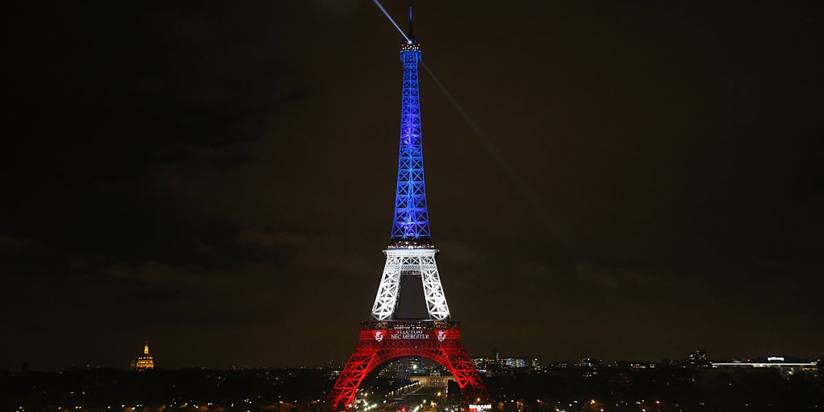 Wieża Eiffla to symbol Paryża i Francji. Po zamachach z listopada 2015 roku świeciła w barwach narodowych Francji