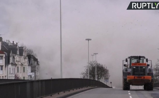 60-metrowy budynek legł w gruzach w Bonn. Użyto 250 kg materiałów wybuchowych