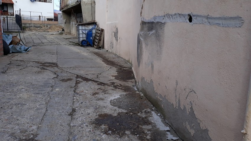 Oštećen deo fasade na komšijinoj kući prilikom ulaska bagera