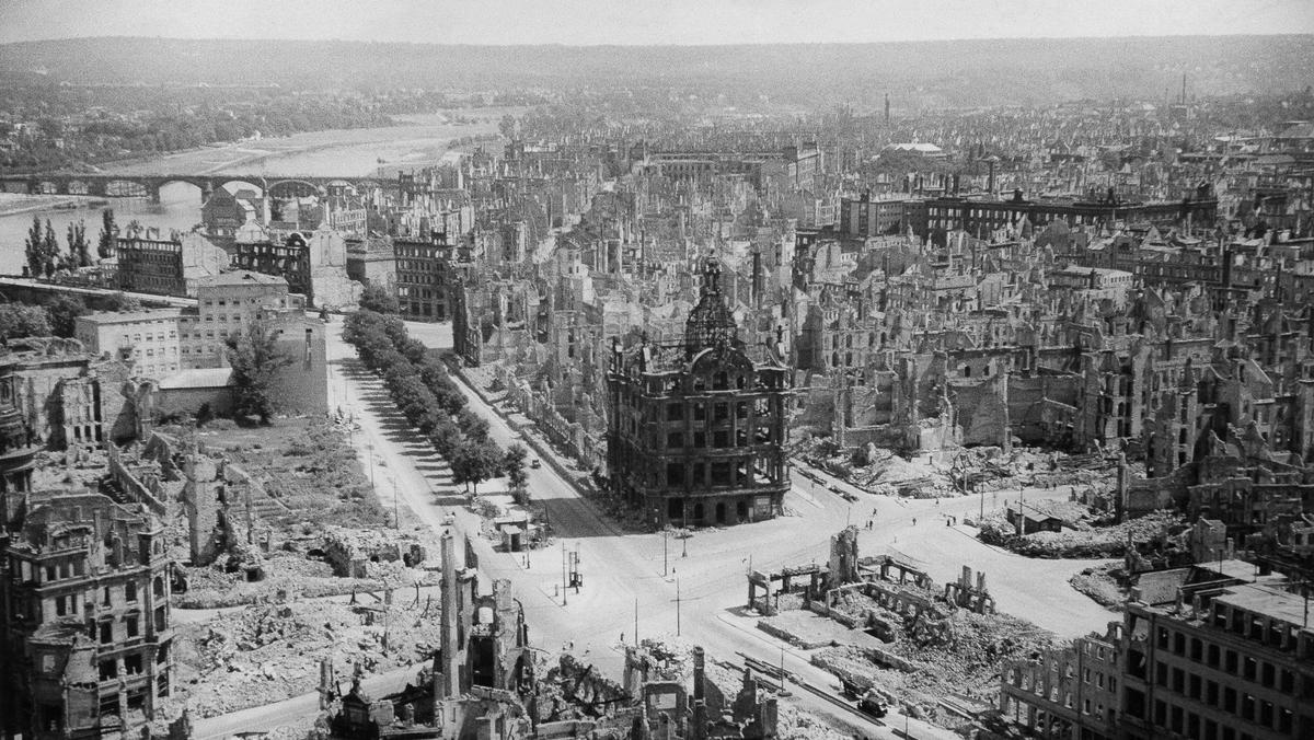 W lutym 1945 r. ponad tysiąc bombowców zrzuciło na Drezno 2680 ton bomb.