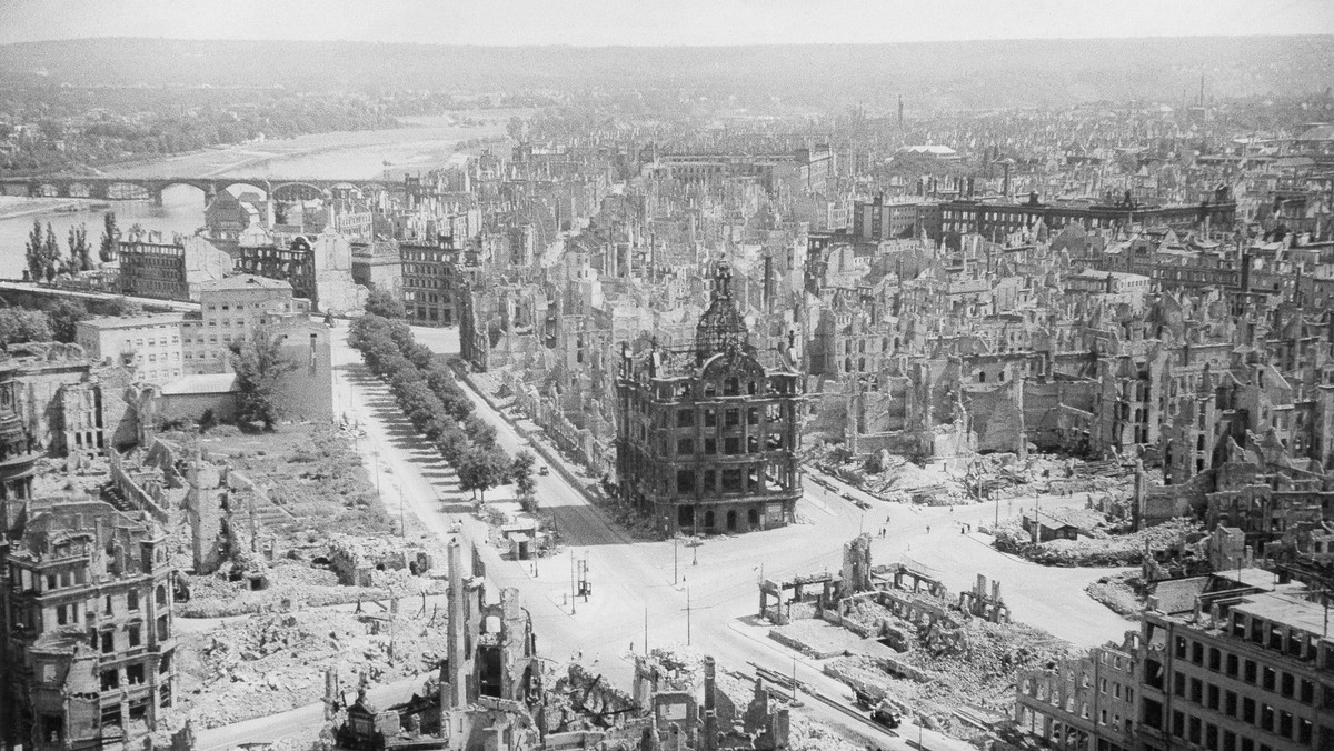 W lutym 1945 r. ponad tysiąc bombowców zrzuciło na Drezno 2680 ton bomb.