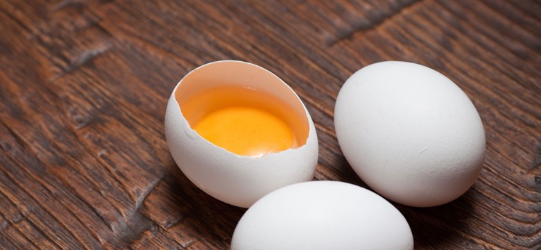 Zaskakujące odkrycie naukowców. Chodzi o COVID-19 i kurze jaja. BADANIE