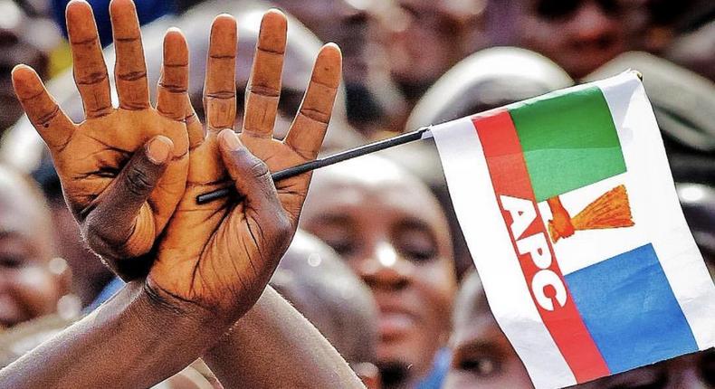 A supporter of the All Progressive Congress (APC) holds up the sign of President Muhammadu Buhari's re-election campaign [Twitter/@BuhariCentre]