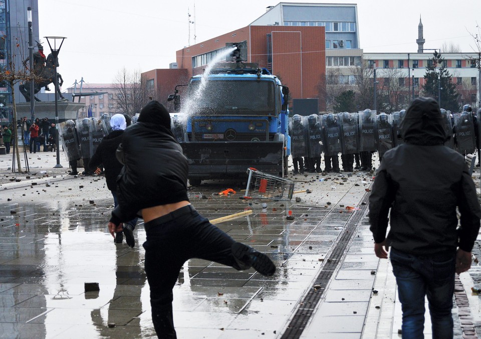 KOSOVO VIOLENT PROTEST (Police breaks up violent protest in Pristina )