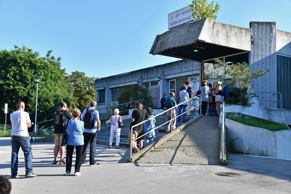 Nema pisanog pravila da li pacijent ako ima temperaturu i negativan test na koronu, može proći do svog izabraog lekara bez prolaska kroz "crvenu zonu"