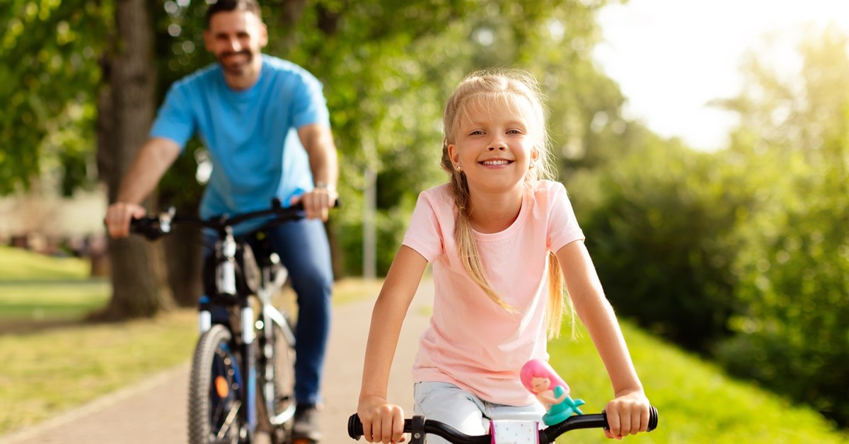 Obowiązkowy kask na rowerze i hulajnodze. Od kiedy? Czy to ograniczy liczbę wypadków i koszty leczenia?