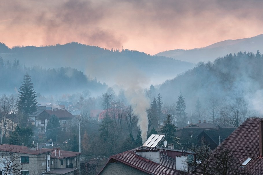 Smog w Polsce tworzy głównie dym pochodzący z domowych pieców spalających węgiel i drewno