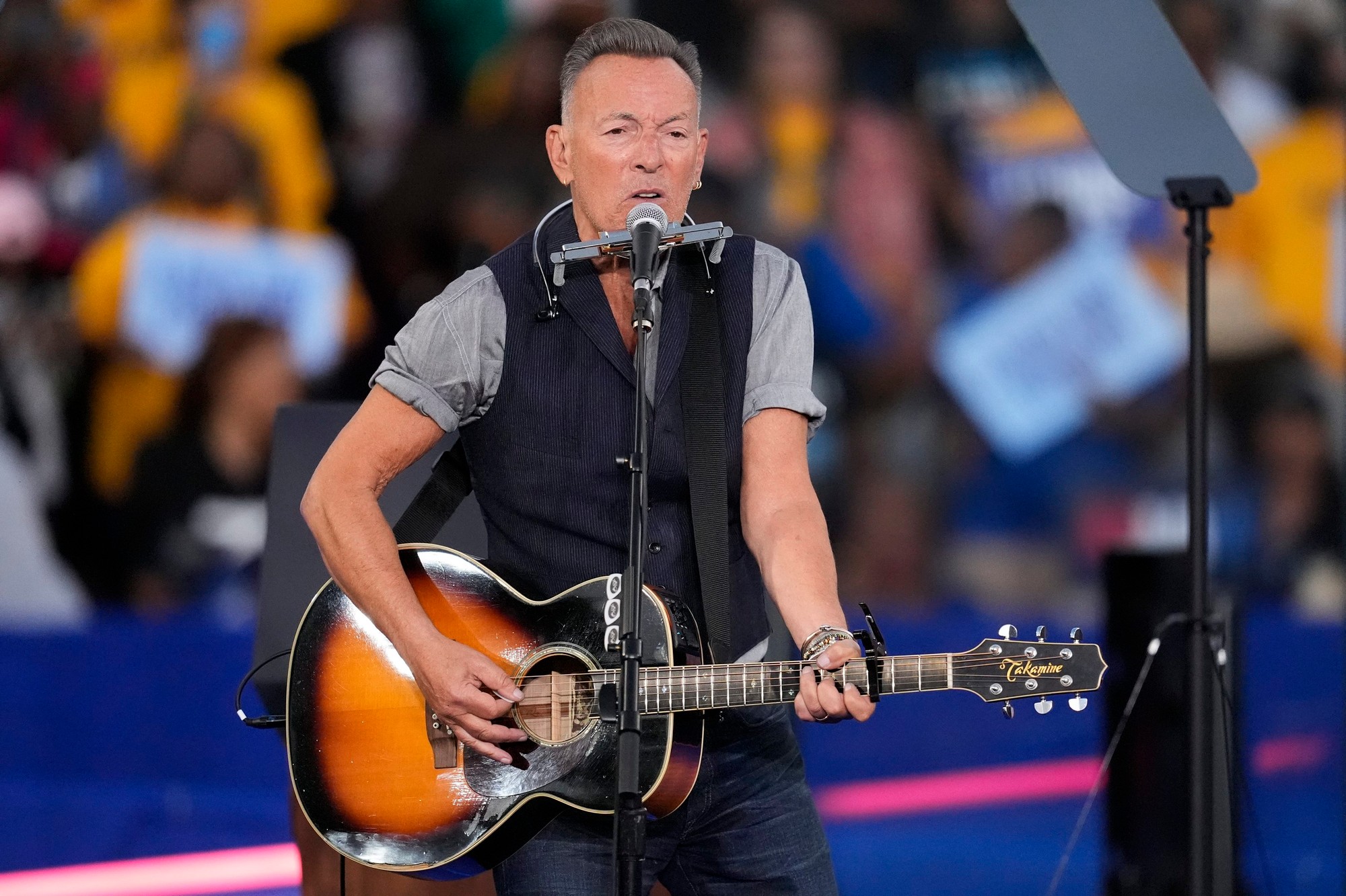 Rocková legenda Bruce Springsteen na predvolebnom mítingu v štáte Georgia na podporu prezidentskej kandidátky demokratov Kamaly Harrisovej.