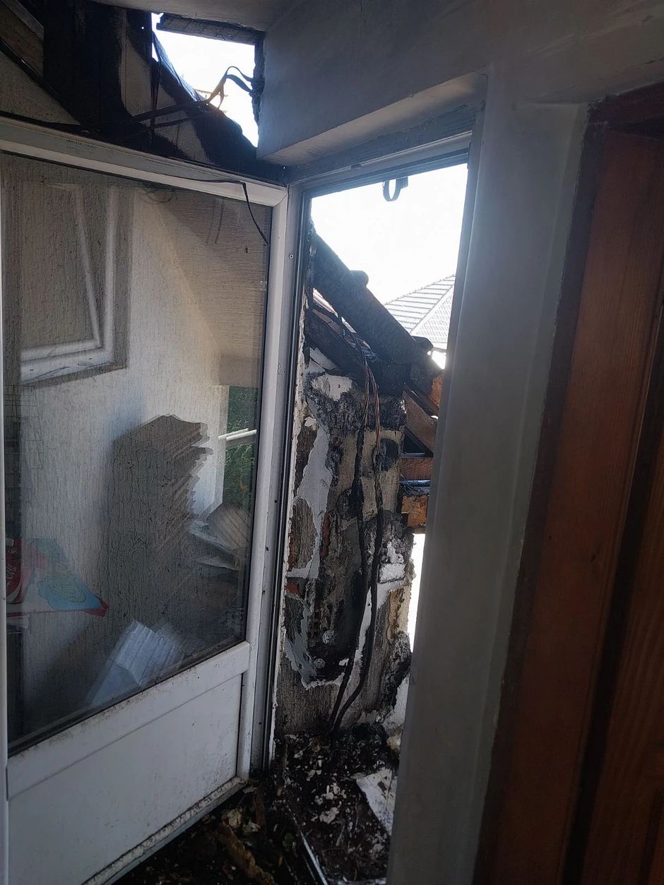 Ogroman plamen zahvatio krov, požar izbio na porodičnoj kući