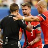 Norveški fudbaleri protestuju kod sudije posle izjednačujućeg gola Džuda Belingema | Foto: REUTERS/Dylan Martinez