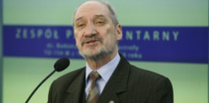 Macierewicz donosi na Tuska i Sikorskiego