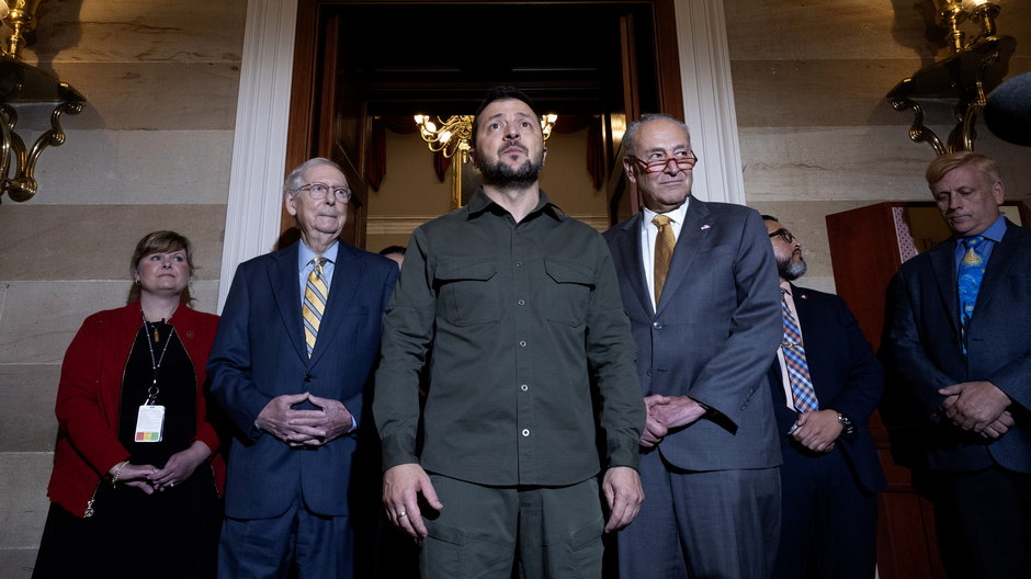 Prezydent Ukrainy Wołodymyr Zełenski w Waszyngtonie po spotkaniu z liderem mniejszości w Senacie USA Mitchem McConnellem (po lewej) oraz liderem większości w Senacie USA Charlesem Schumerem (po prawej), 2023 r.