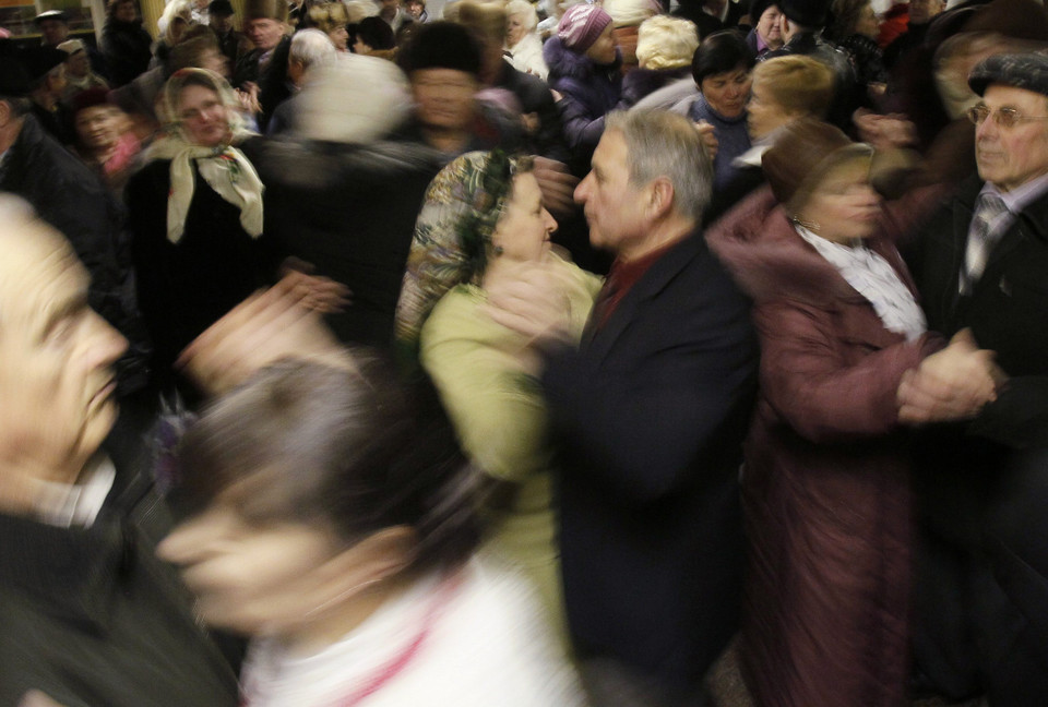 Ukraińscy seniorzy tańczą w metrze