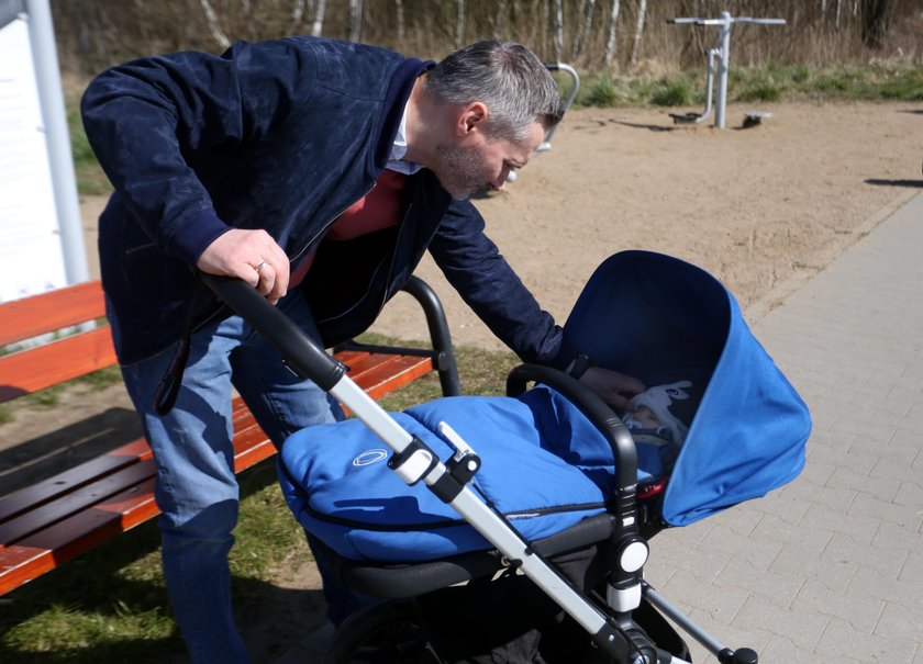 Jarosław Wałęsa z córeczką Leą na spacerze, pierwszym po operacji