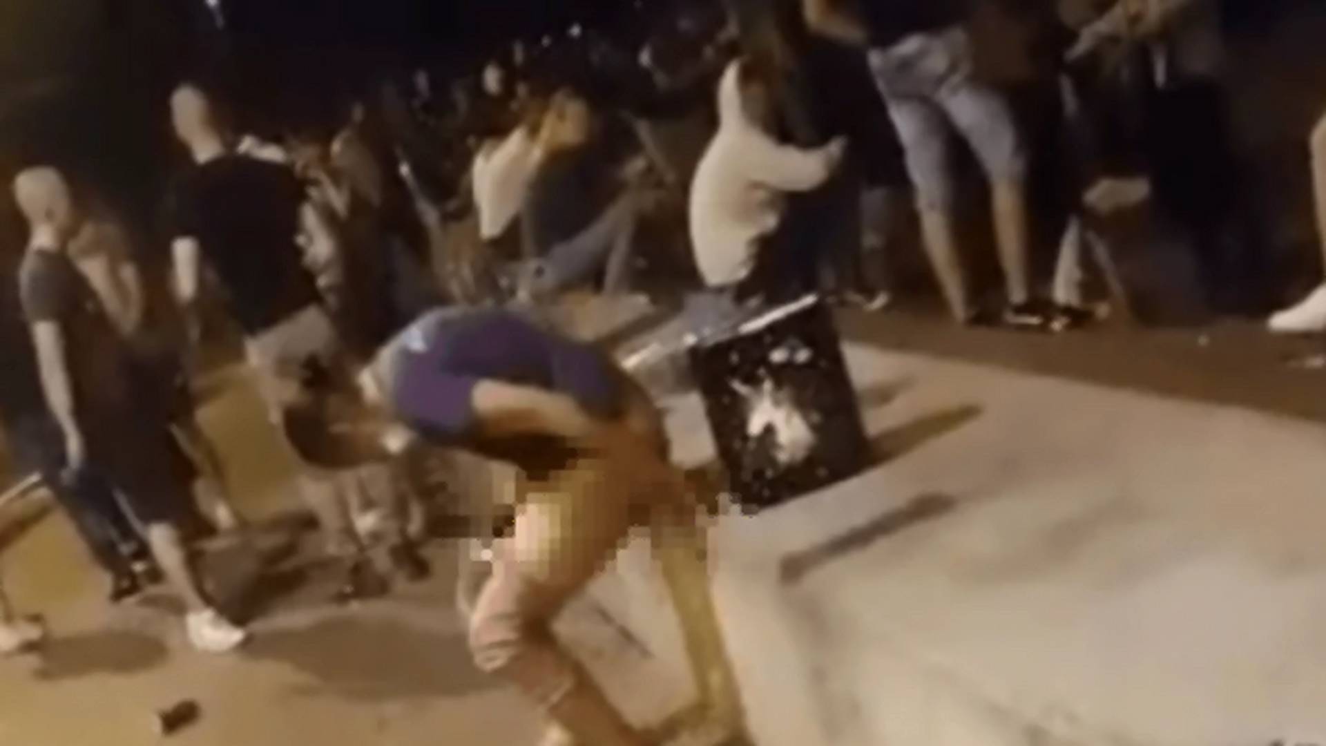 Snimak devojke koja pijana urinira nasred novosadskog Keja je toliko tužan iz mnogo razloga